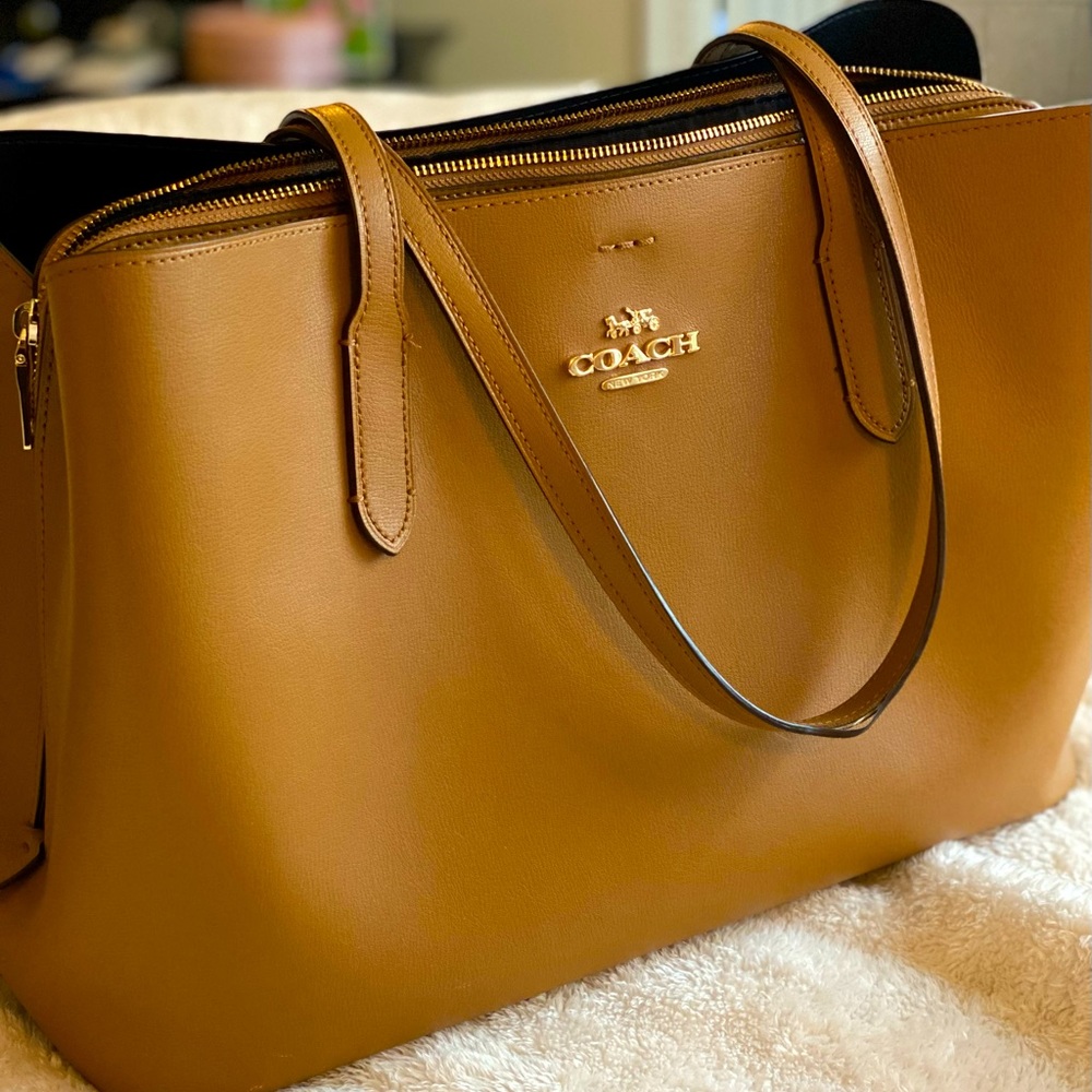 Coach - Large Avenue Carryall (Camel)